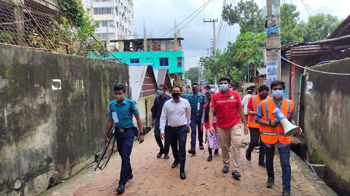 চট্টগ্রামের কাঁচাবাজারে মানা হচ্ছে স্বাস্থ্যবিধি, সবাই পরছেন মাস্ক