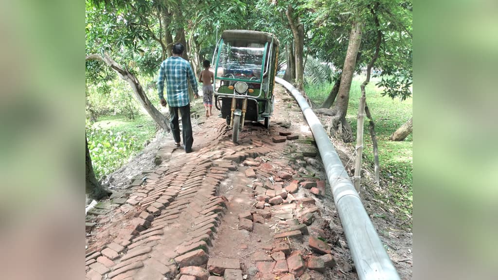 ইট উঠে সড়ক বেহাল মাটি ধসে হয়েছে সরু