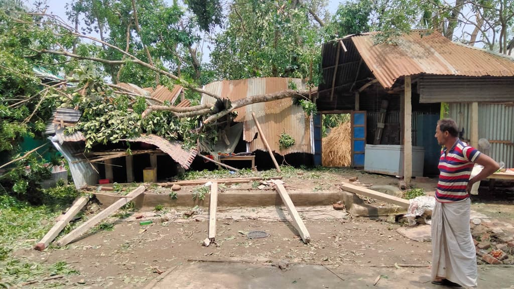 ইসলামপুরে কালবৈশাখী ঝড়ে লন্ডভন্ড হাজারো বাড়িঘর, আহত শতাধিক