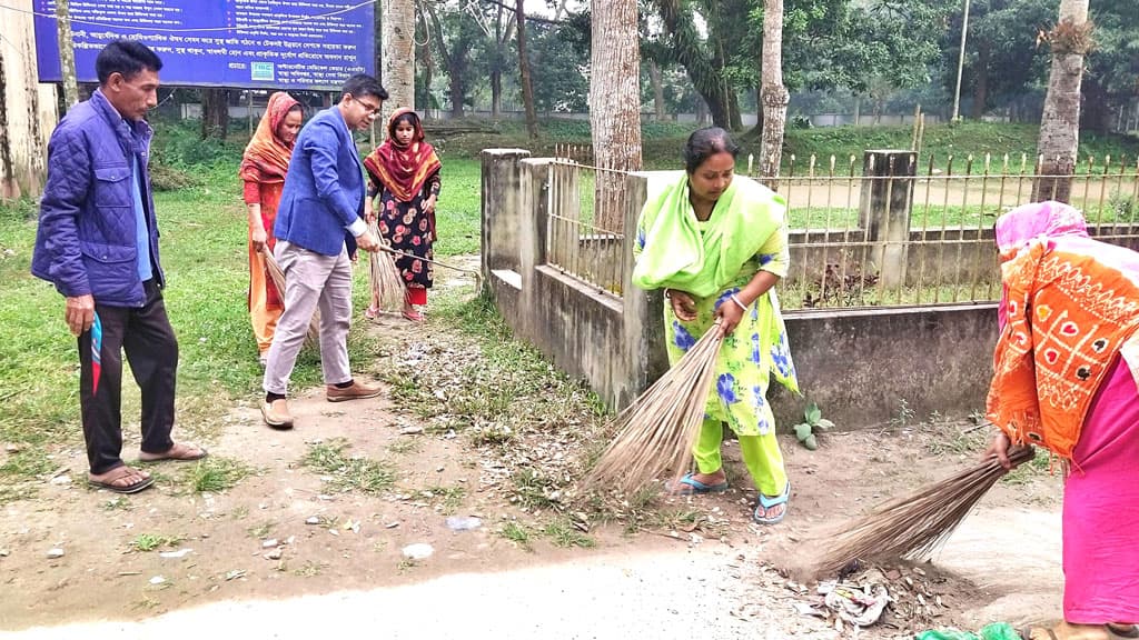 চিকিৎসক থেকে পরিচ্ছন্ন কর্মী সবাই পরিচ্ছন্নতার কাজে