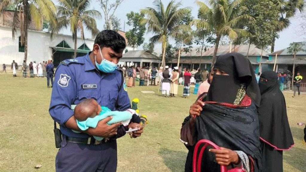 পুলিশের কোলে ৫ মাসের শিশু, ভোট দিলেন মা