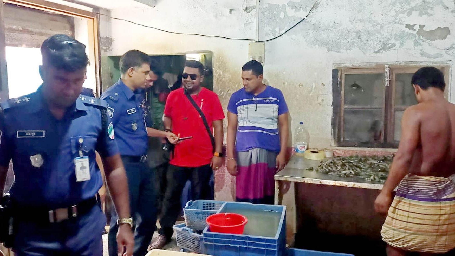 রপ্তানিযোগ্য চিংড়িতে ‘অপদ্রব্য’ পুশ বন্ধে দেবহাটায় পুলিশের অভিযান