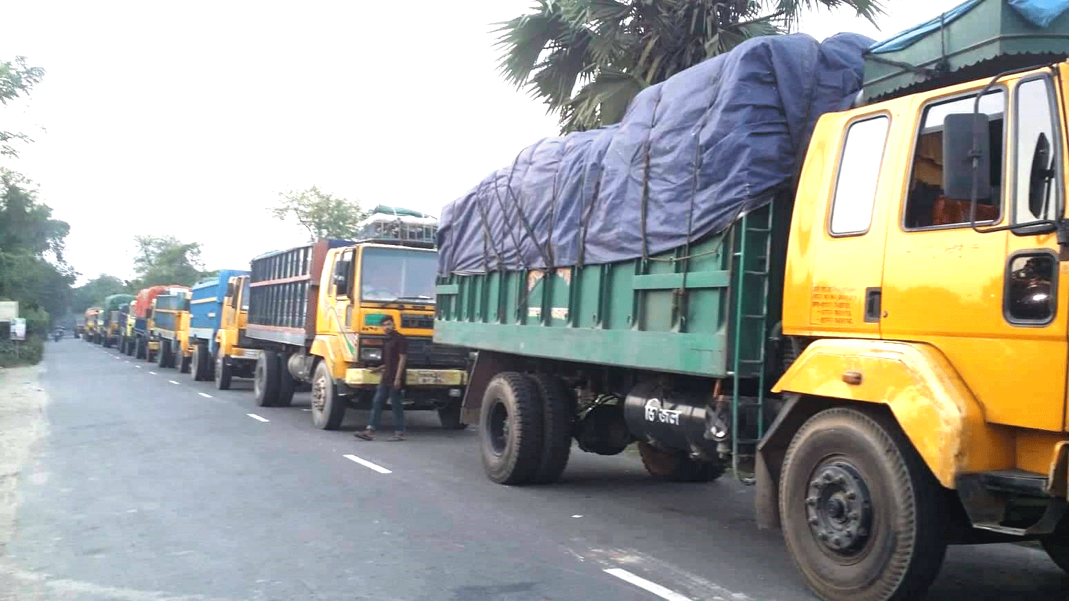 কাজীরহাট-আরিচা রুটে যানবাহনের দীর্ঘ সারি