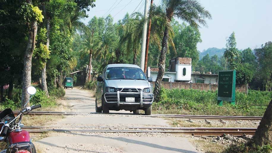 ১০০টি রেলক্রসিংয়ের  মধ্যে ৭০টিই অবৈধ