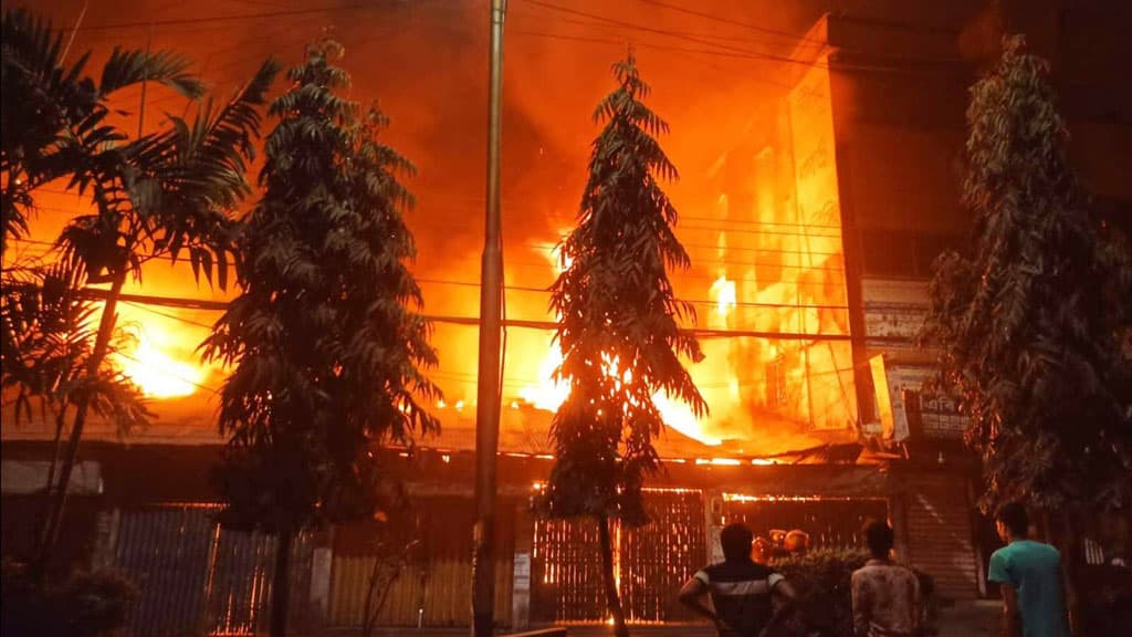 চট্টগ্রামের পুরোনো মার্কেটে অগ্নিকাণ্ড, দগ্ধ দোকান কর্মচারী নিহত