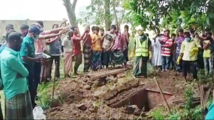 মৃত্যুর প্রায় ৯ মাস পর তদন্তের জন্য নারীর মরদেহ উত্তোলন 