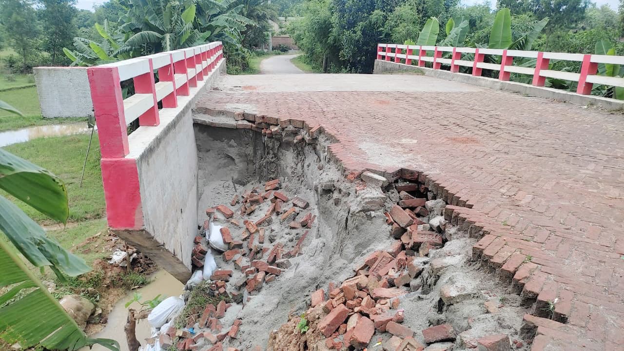 সেতুর প্রবেশমুখ ভেঙে খালে, ভোগান্তি চরমে