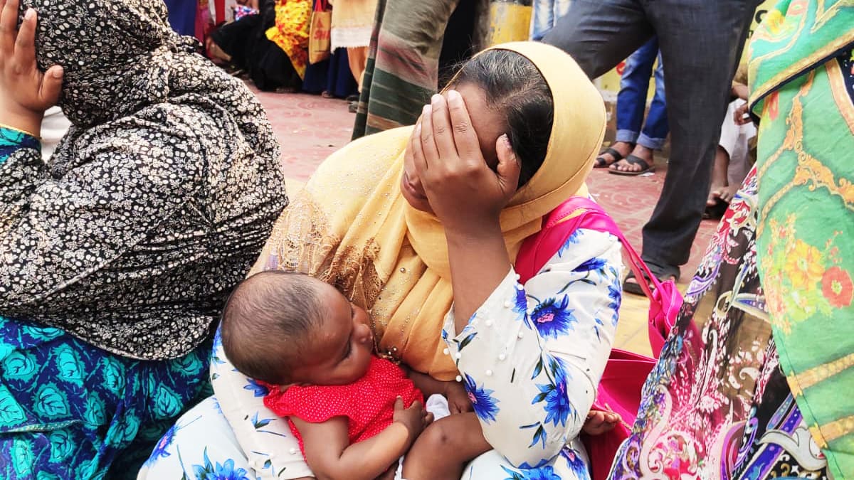 কখন আসবে টিসিবির ট্রাক, সন্তান কোলে খাদিজার অপেক্ষা আর ফুরাল না