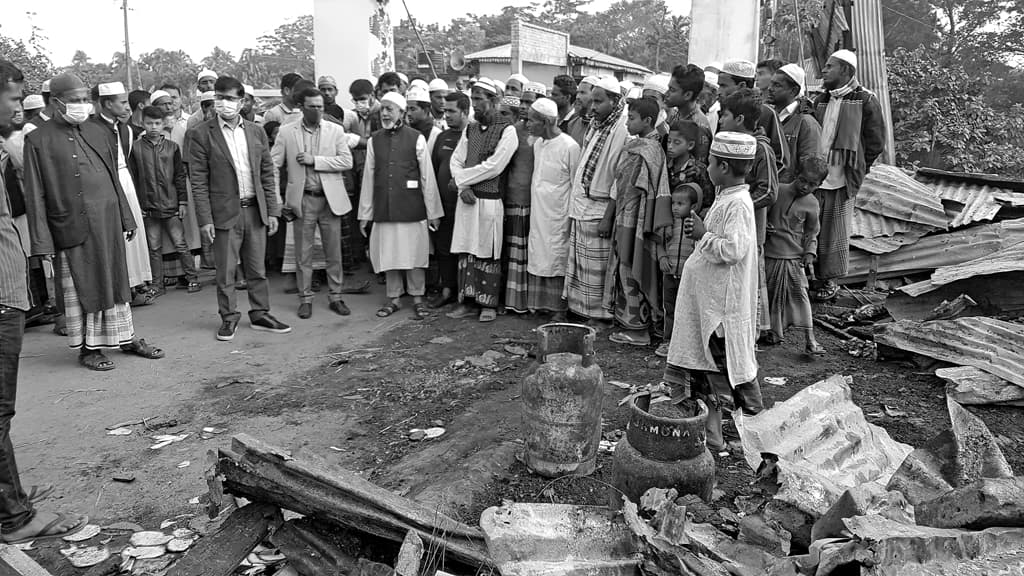 দোকানে আগুন দেখে ব্যবসায়ীর মৃত্যু