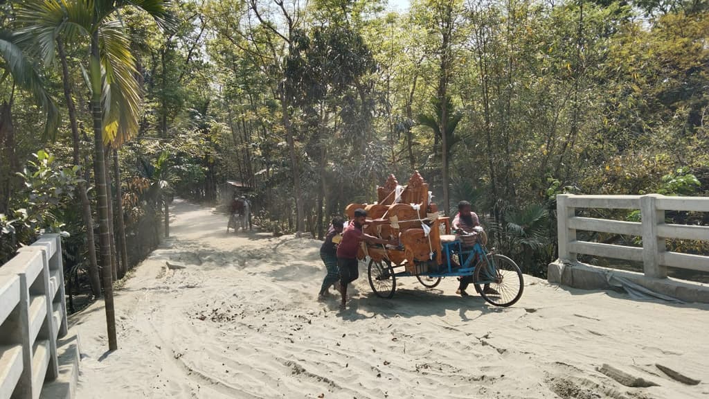 সংযোগ সড়কের কাজ ফেলে রাখায় ভোগান্তি