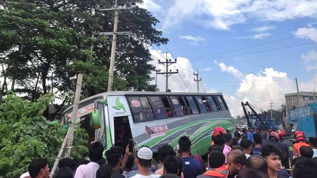 আড়াইহাজারে বাস-অটোরিকশার মুখোমুখি সংঘর্ষে ২ জন নিহত, আহত ৪