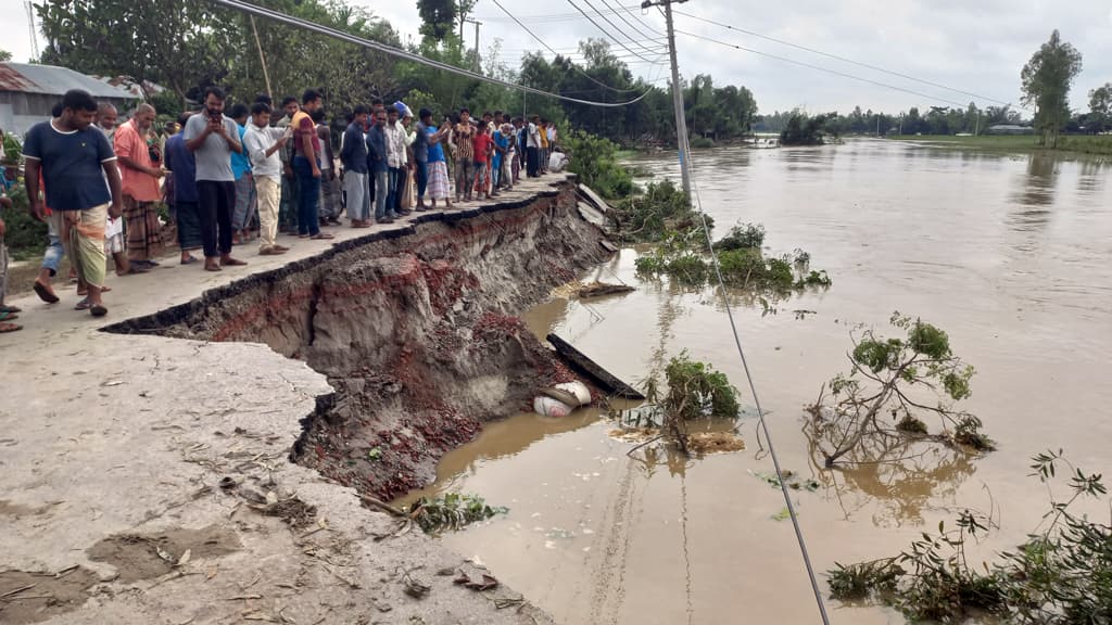 স্রোতে সড়ক ভেঙে যোগাযোগ বিচ্ছিন্ন