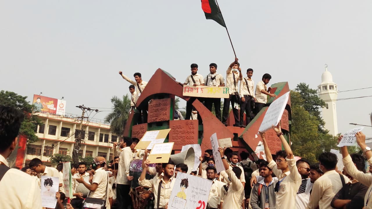 শিক্ষার্থীদের দাবির মুখে অর্ধেক হলো বিআরটিসি বাসের ভাড়া