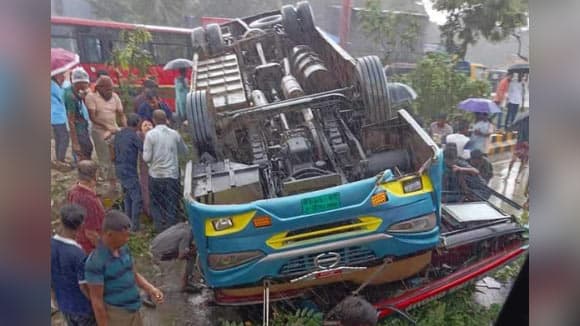 সীতাকুণ্ডে ওভারটেক করতে গিয়ে বাস উল্টে নিহত ১, আহত ১০ 