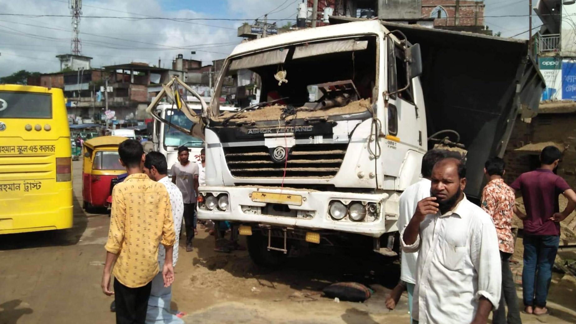 গেটম্যান ঘুমে, ট্রেন-ট্রাক সংঘর্ষে হেলপার নিহত