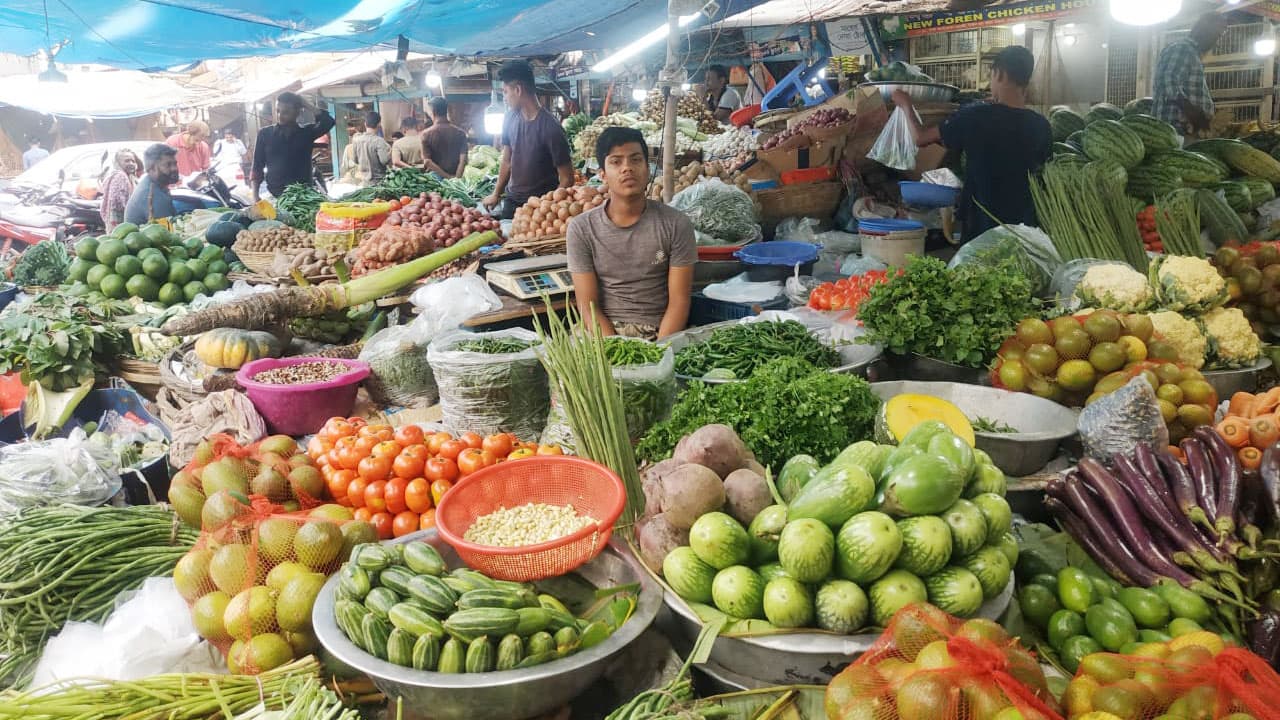 নিত্যপণ্যের নাগাল পাচ্ছে না মানুষ 