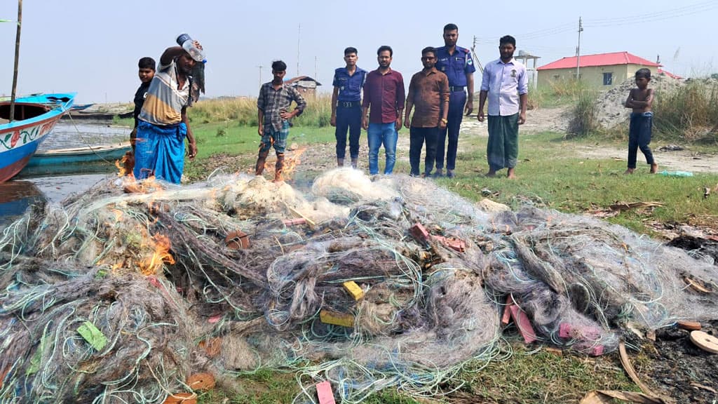 নিষেধাজ্ঞা অমান্য করে ইলিশ শিকারে আটক ৪ জেলে, জাল ধ্বংস 