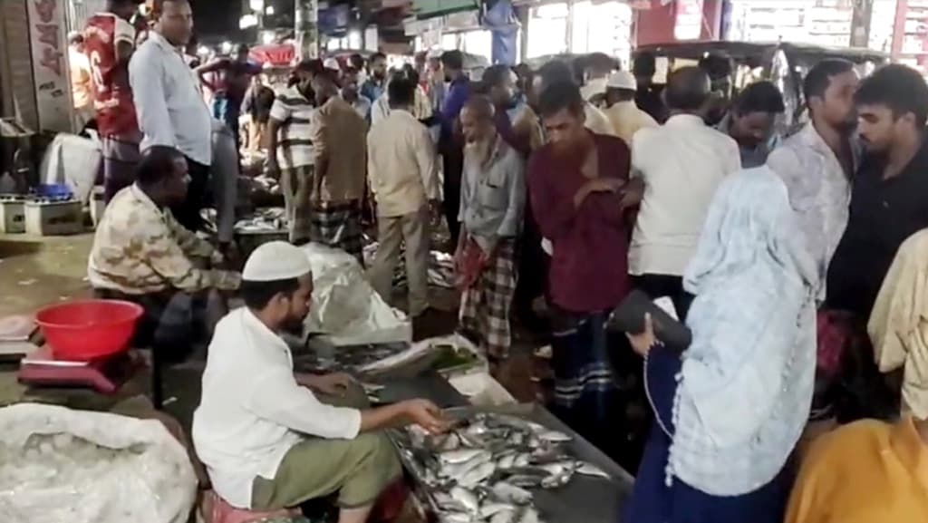 নিষেধাজ্ঞার খবরে কলাপাড়ায় মধ্যরাতেও ইলিশ বিক্রির ধুম