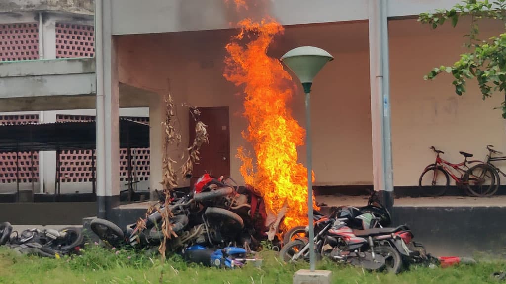 রাবিতে কোটা আন্দোলনকারীদের বিক্ষোভ-ভাঙচুর, মোটরসাইকেলে আগুন