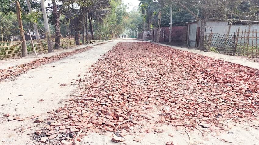 দ্বন্দ্বে বন্ধ রাস্তার কাজ এলাকাবাসীর দুর্ভোগ