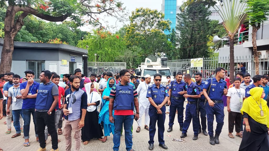 শিল্প পুলিশের গাড়িতে আগুনের ঘটনায় ৭ জন আটক, কারখানা বন্ধ