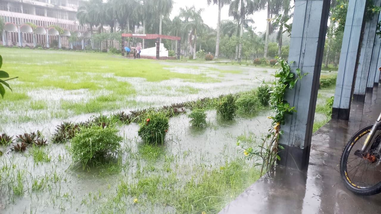 বাকৃবির সড়কে জমে আছে পানি, চলাচলে দুর্ভোগ