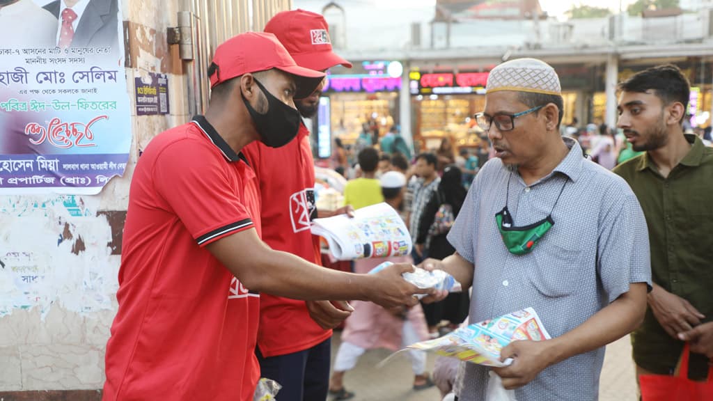 জ্যামে আটকা পড়াদের ইফতার করাচ্ছে ‘স্বপ্ন’