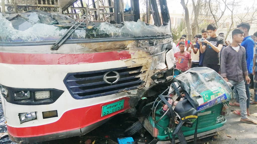 বগুড়ায় বাসচাপায় অটোরিকশা বিধ্বস্ত, শিশুসহ নিহত ৫  