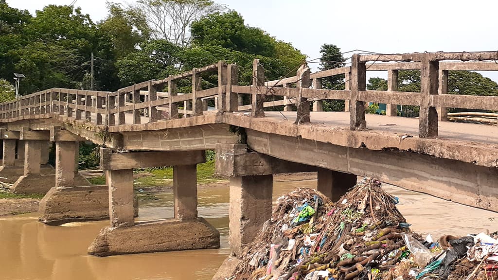 জগন্নাথপুরের নলজুর নদীর সেতু দেবে যান চলাচল বন্ধ