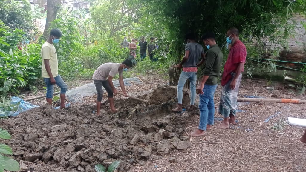 হাজীগঞ্জে আন্দোলনে নিহত আজাদ সরকারের লাশ উত্তোলন