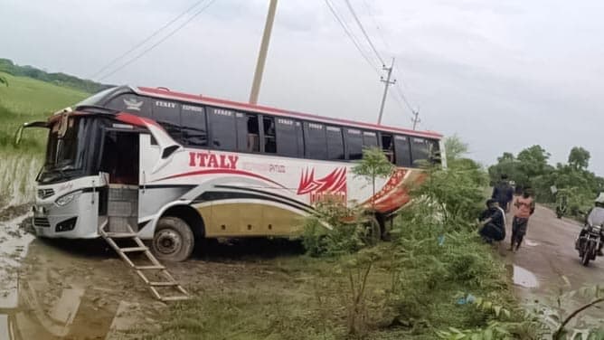 কলাপাড়ায় বাস নিয়ন্ত্রণ হারিয়ে ধানখেতে, আহত ১৫ 