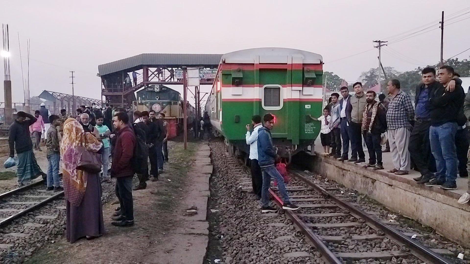 দুই ঘণ্টা পর চট্টগ্রামের সঙ্গে ঢাকা ও সিলেটের রেল যোগাযোগ স্বাভাবিক