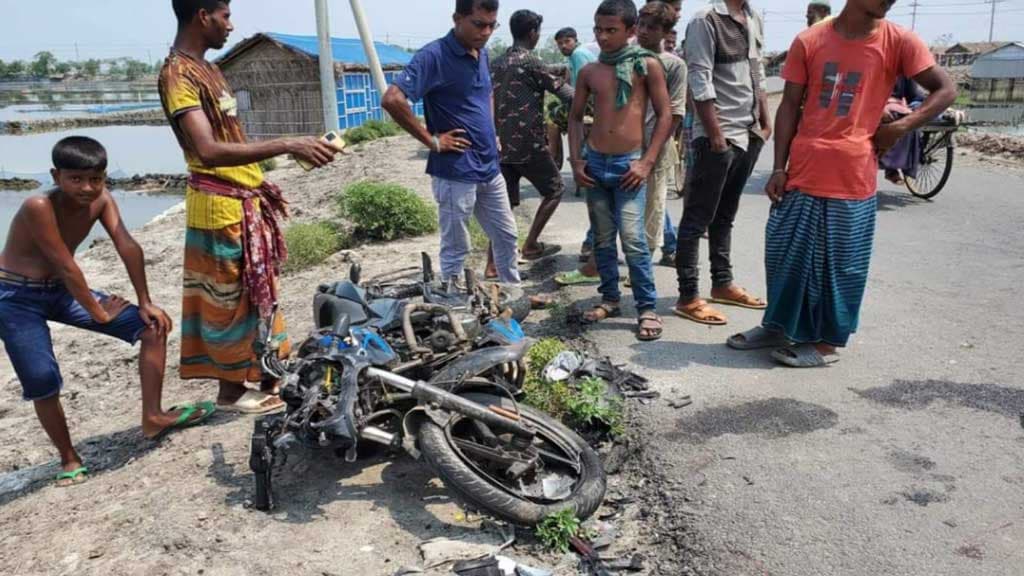 খুলনায় মোটরসাইকেল ও ভ্যানের সংঘর্ষে নিহত ৩ 