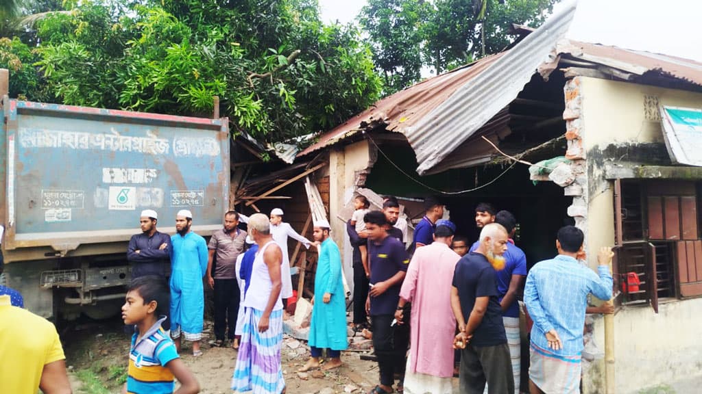 নিয়ন্ত্রণ হারিয়ে দেয়াল ভেঙে ট্রাক ঢুকে গেল মাদ্রাসায়, ঘুমন্ত ১৪ ছাত্র আহত