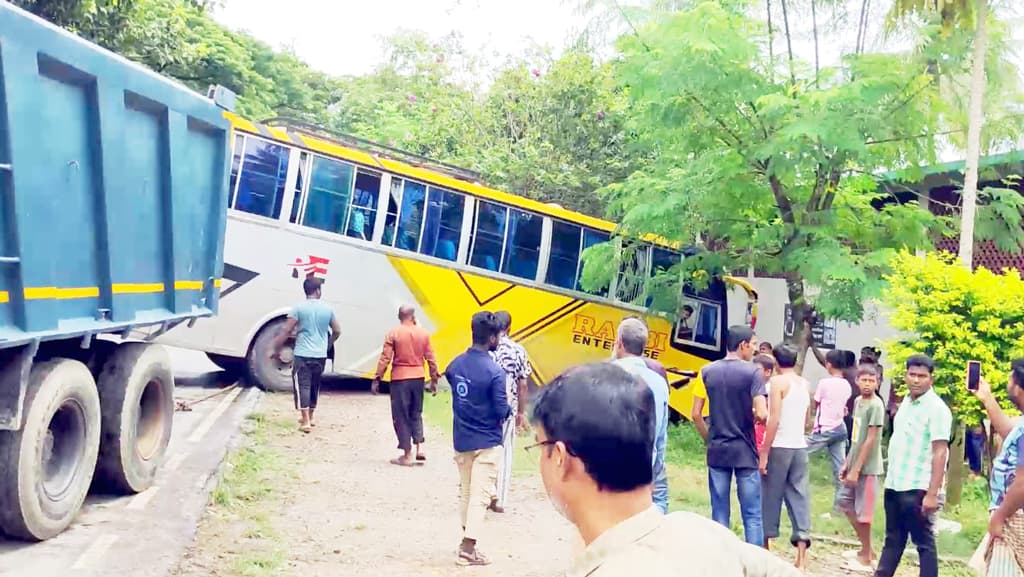 পাবনায় অটোরিকশাকে বাসের চাপায় জাবির ২ শিক্ষার্থী নিহত