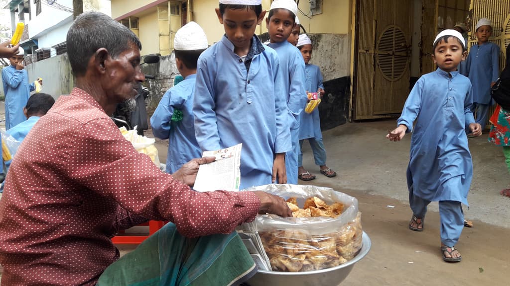 শিশুদের ‘শিঙাড়া দাদু’