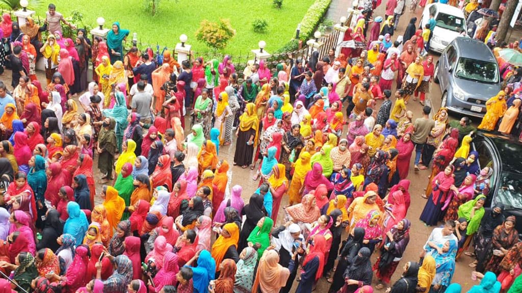 গাজীপুরে বকেয়া বেতনের আশায় ডিসির দুয়ারে হাজারো শ্রমিক