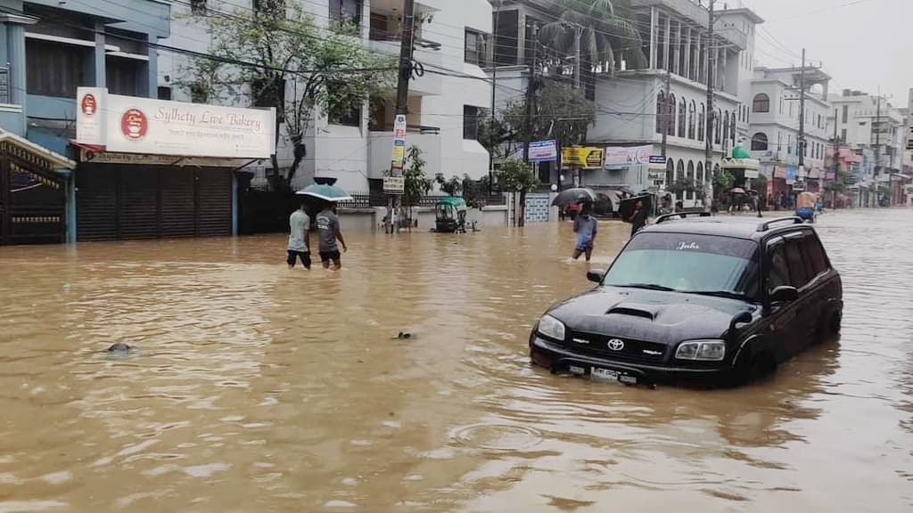 পাহাড়ি ঢল ও ভারী বৃষ্টিতে সিলেটের নিম্নাঞ্চল প্লাবিত