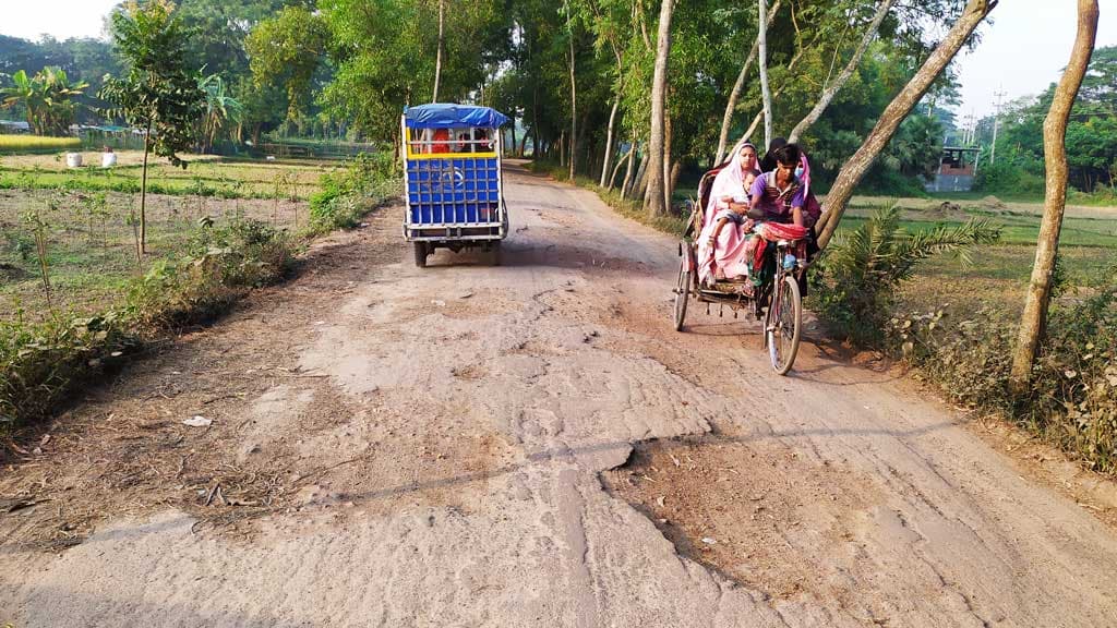 দুই কিমিতে অগুনতি খানাখন্দ