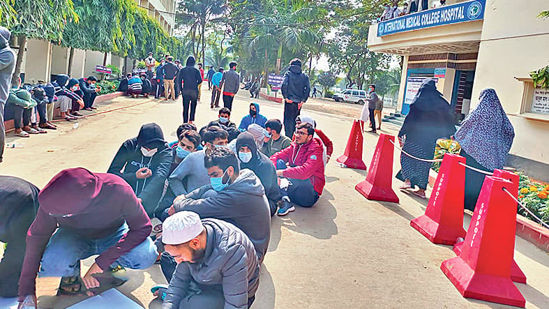 টঙ্গীতে বিদেশি মেডিকেল শিক্ষার্থীদের বিক্ষোভ