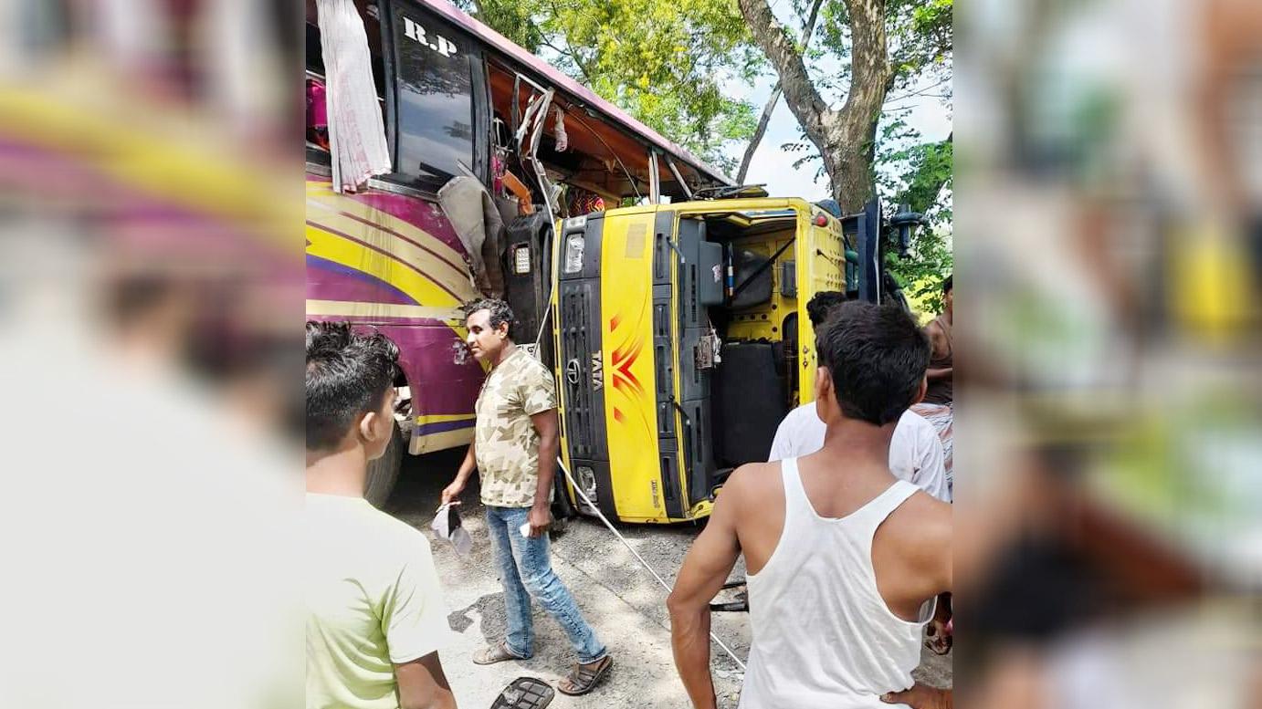 তাড়াশে বাস ও দুই ট্রাকের ত্রিমুখী সংঘর্ষ, নিহত ৩