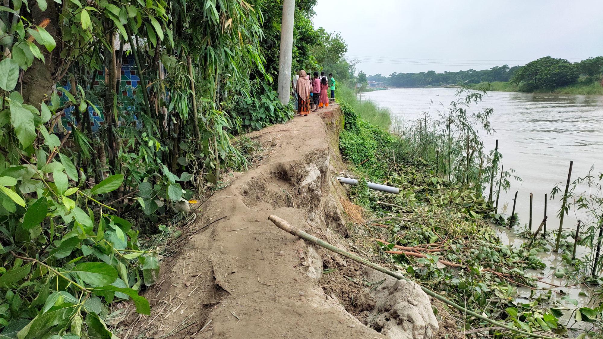 নদীগর্ভে সড়ক, দুর্ভোগে দেড় লাখ মানুষ