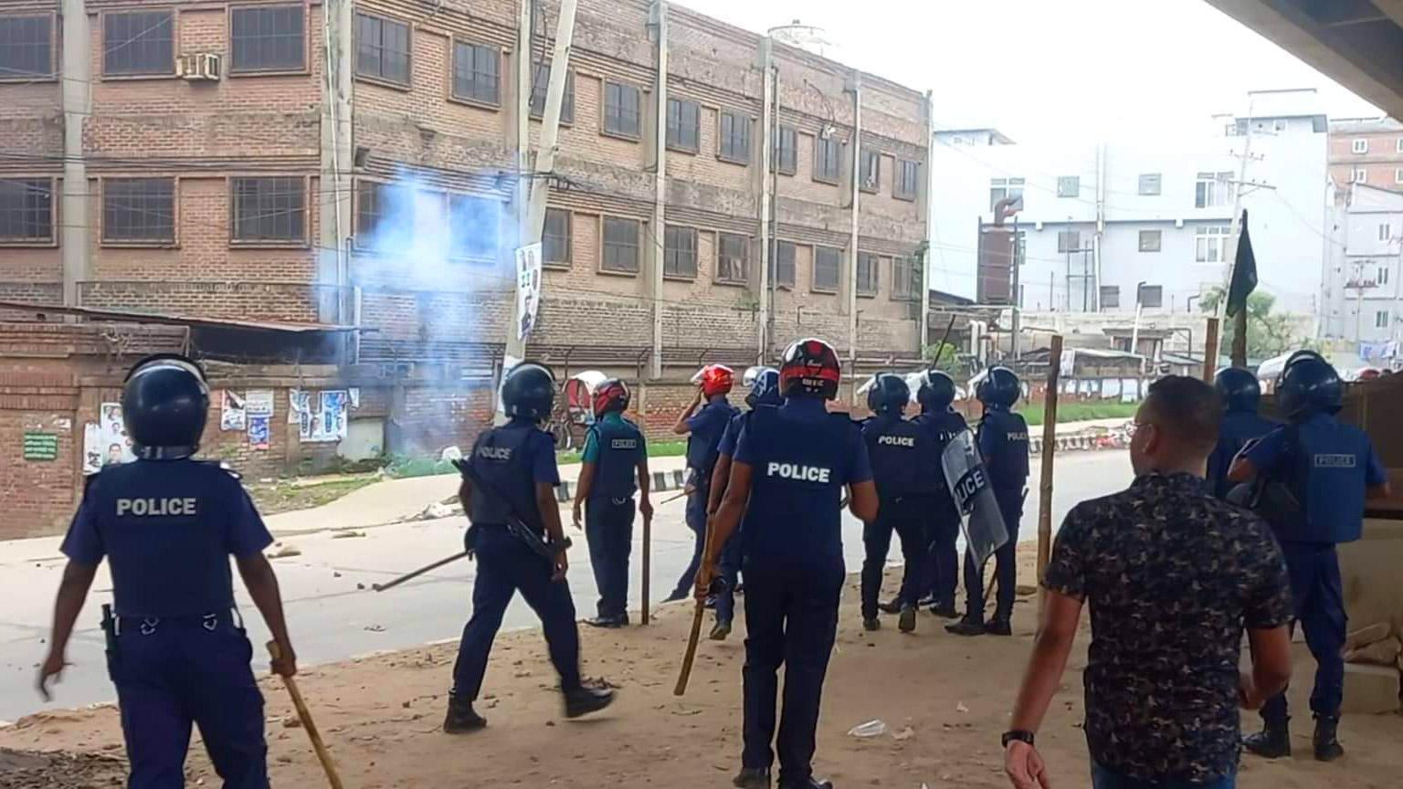 গাজীপুরে শ্রমিকদের মহাসড়ক অবরোধ, পুলিশের লাঠিপেটা ও টিয়ারশেল নিক্ষেপ