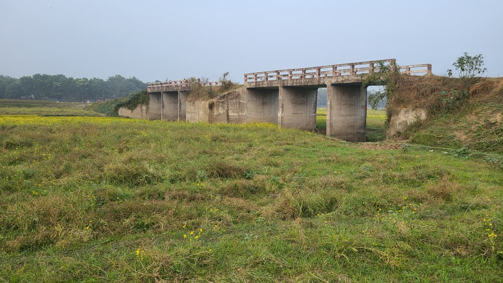 কাজে আসছে না কোটি টাকার তিন সেতু