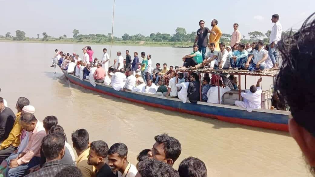 বাস না পেয়ে নৌকায় করে সমাবেশে বিএনপির নেতা-কর্মীরা