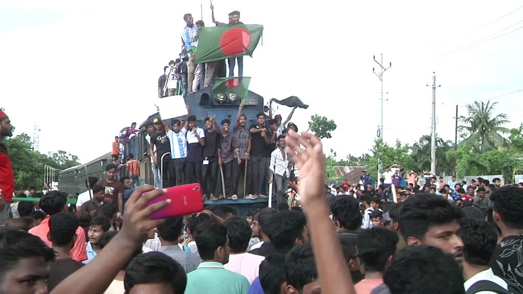 যশোরে ট্রেন আটকে শিক্ষার্থীদের বিক্ষোভ, গায়েবানা জানাজা পড়ল আ. লীগ-ছাত্রলীগও