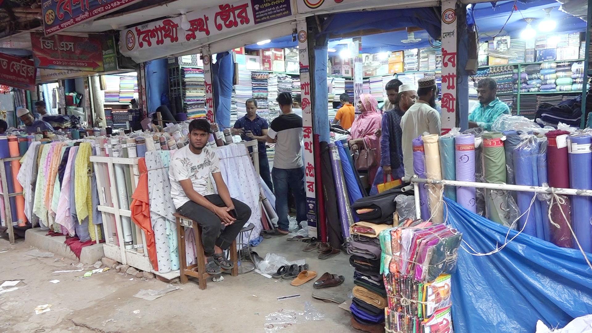 দেশে কাপড়ের বৃহৎ পাইকারি বাজার: ভরা মৌসুমেও বাবুরহাটে মন্দা