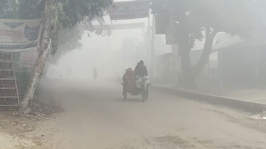 টানা তিন দিন দেশের সর্বনিম্ন তাপমাত্রা দিনাজপুরে, শীতে কাঁপছে মানুষ