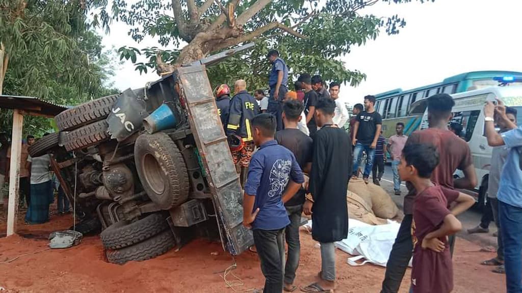 ঢাকা-চট্টগ্রাম মহাসড়কে ধানবোঝাই ট্রাক উল্টে ২ জন নিহত