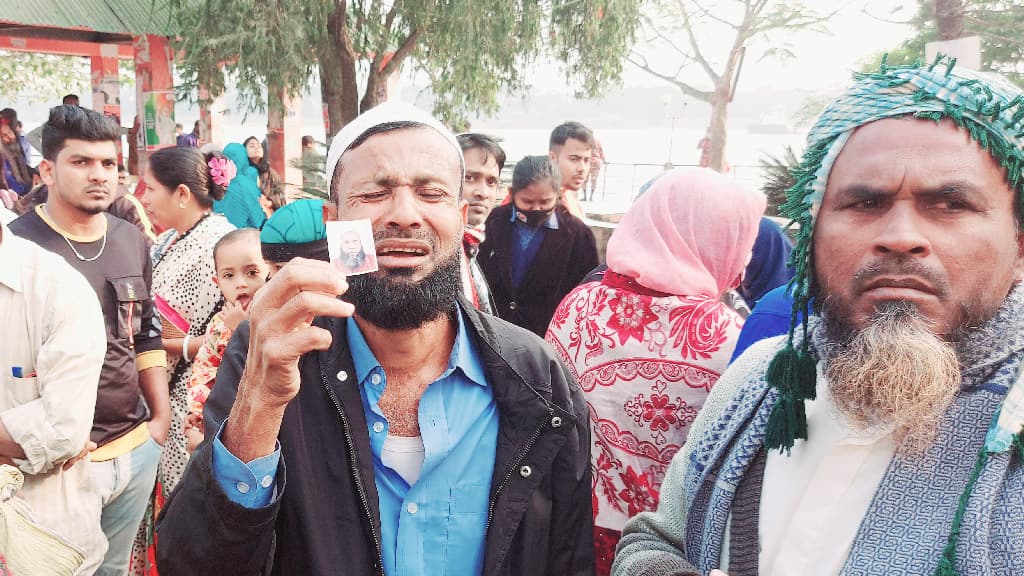 লঞ্চে অগ্নিকাণ্ড: বিভীষিকার বর্ণনা দিলেন যাত্রীরা